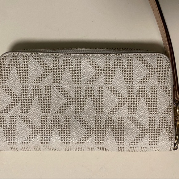 Small Michael Kors Wallet - Picture 2 of 4